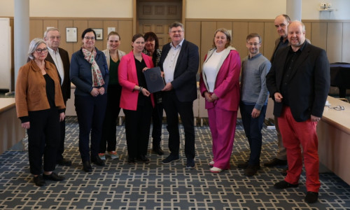 Regionalentwicklungsministerin Wiebke Osigus mit Bürgermeister Alexander Hoppe (Mitte) und Vertreterinnen und Vertretern aus Politik und Verwaltung.