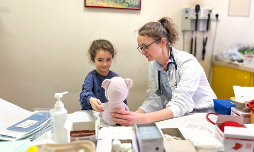 Funktionsoberärztin Verena Schmelz behandelt mit tatkräftiger Unterstützung den flauschigen Patienten. 