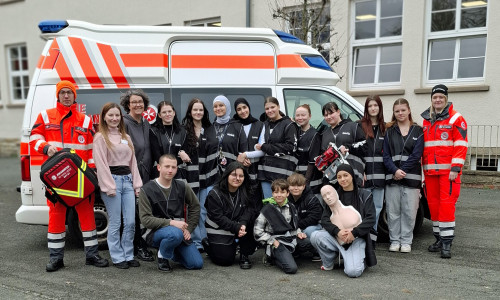 Die Schulsanitäterinnen und Schulsanitäter der Dr.-Klaus-Schmidt-Hauptschule umringt von Vertreterinnen ihrer Schule und Ehrenamtlichen der Johanniter.