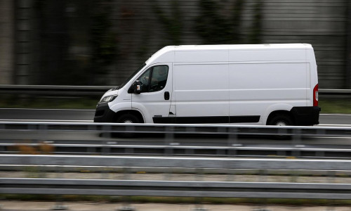 Transporter auf einer Autobahn (Archiv)