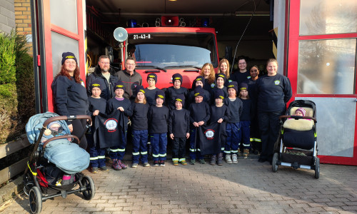 Übergabe der Pullover an die Kinderfeuerwehr.