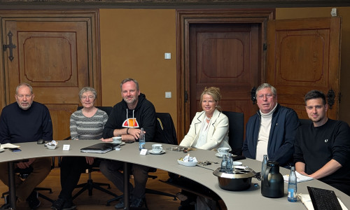 Die Stadt Goslar, vertreten durch Oberbürgermeisterin Urte Schwerdtner (3. v. re.) und Fachdienstleiter Kulturverwaltung, -organisation, -veranstaltungen Marvin Voges (re.), Sven Legler (3. v. li.), Studio D4, sowie Hartmut Prüssner (v. li.), Gisela Burkhardt und Burkhard Siebert vom Internationalen Musikfest freuen sich auf die Veranstaltungen vor der Kaiserpfalz im August.