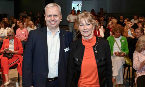Karsten Mitzinnek (Digitalisierungsexperte, KI-Speaker und der CEO der KI-Trainingsakademie) und Claudia Kayser von der Volksbank BRAWO.
