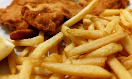 Pommes mit Wiener Schnitzel (Archiv)