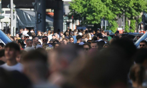 Menschen auf der Straße (Archiv)
