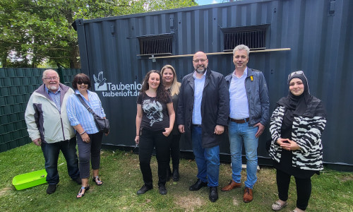 Vor-Ort-Termin am betreuten Taubenhaus im Fredenberg: Werner Müller (Ortsbürgermeister Ortschaft Nord), Susanne Erdmann (Ortsrat Nord), Jennifer Breit (Stark für Tier e.V.), Inga Gröschler (Taubenengel Salzgitter), Erster Stadtrat Eric Neiseke, Frank Bonse (Fachgebietsleiter Öffentliche Sicherheit und Gewerbe Stadt Salzgitter) und Amal El Dorr (Ortsrat Nord) (v. li.). 