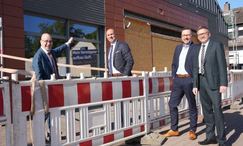  Der Wiederaufbau der Filiale in Lengede hat begonnen. Stefan Honrath, André Bonitzke, Marcel Lang und Markus Wenk von der Volksbank BRAWO planen, dass die Filiale noch in diesem Jahr fertiggestellt wird.