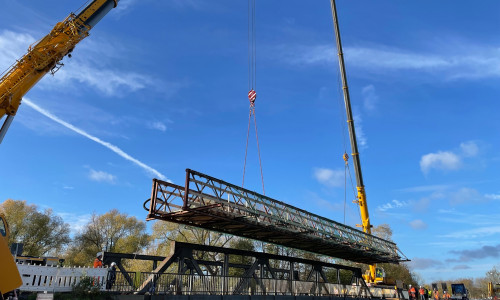 Durch die Kranarbeiten ist auch die neue Brücke zeitweise nicht nutzbar.