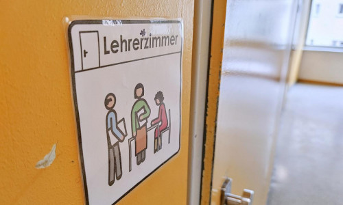 Genderzeichen vor einem Lehrerzimmer (Archiv)