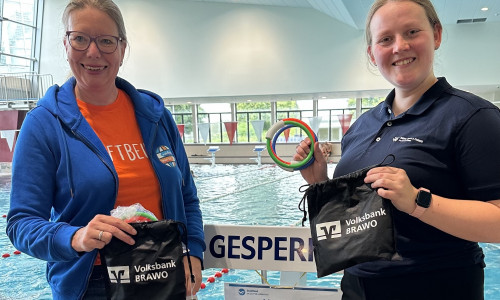 Nicole Mölling (Volksbank BRAWO) und Doreen Plutta (Bäder, Sport und Freizeit Salzgitter GmbH ) beim erfolgreichen Schwimmabzeichentag im Stadtbad Salzgitter-Lebenstedt