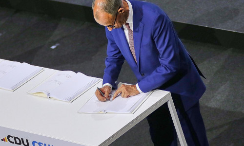 Friedrich Merz bei Unterzeichnung des Koalitionsvertrag am 05.05.2025