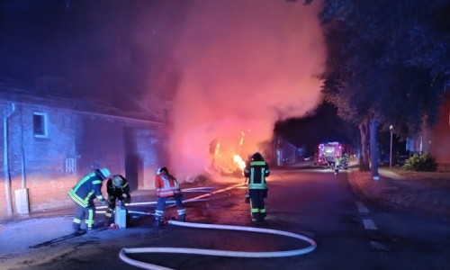 In der Straße Im unteren Dorf kam es zu einem Brand direkt an einem Gebäude.