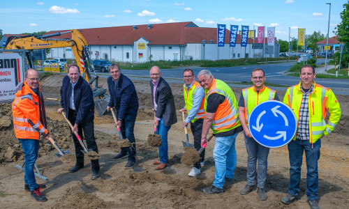 Gemeinsam wurde der erste Spatenstich gemacht: Thomas Schaaf (Leitung Fachbereich 5, Gemeinde Cremlingen), Torsten Ruhe (LK Wolfenbüttel), Detlef Katz (Bürgermeister Gemeinde Cremlingen), Jens Drake (Ortsbürgermeister Cremlingen), Maik Eggert (Geschäftsführer Pasemann GmbH), Andreas Heuer (Ingenieurbüro), Carsten Buhr (Bauleiter) und Nils Vullriede (LK Wolfenbüttel) (v. li.).