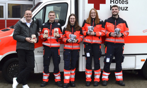 Eike Fromhage, Sparkasse Celle-Gifhorn-Wolfsburg (li.) mit Auszubildenden des Rettungsdienstes.