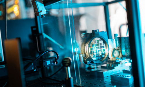 Nie dagewesene Präzision: Metaspiegel der TU Braunschweig stabilisieren Lasersysteme für Quantentechnologien. Bildnachweis: Jan Hosan/TU Braunschweig