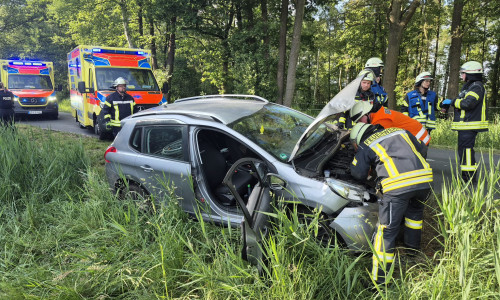 Die Einsatzkräfte am verunfallten Auto an der K85.