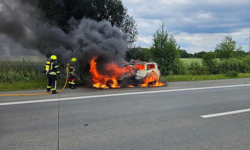 Der in Vollbrand stehende Pkw (Archiv)