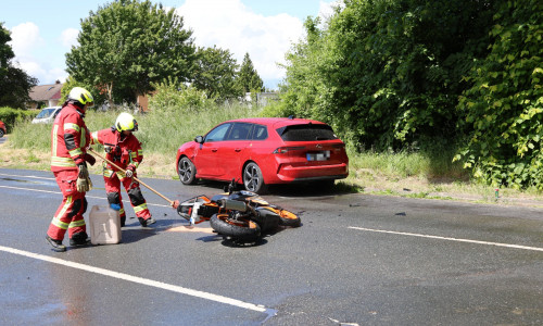 Die Feuerwehr reinigte die Straße.