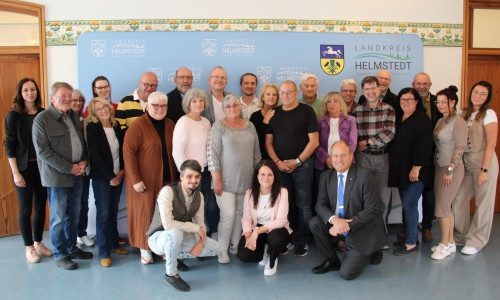 Die Pflegeeltern gemeinsam mit Mitarbeitern des Jugendamts, Landrat Gerhard Radeck (vorn rechts) und Lara Jane Isermeyer (Vorständin Soziales, Jugend und Gesundheit, hinten links).