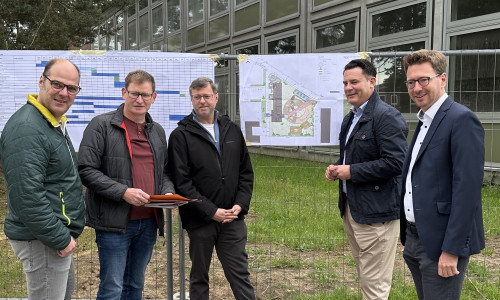 Jens Brünig (Fachbereichsleiter Schule und Jugend), Karsten Moritz (Fachbereichsleiter Bauverwaltung), Staubaurat Oliver Bley, Bürgermeister Matthias Nerlich und Erster Stadtrat Johannes Jürgen Laub (v. li.).