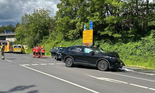 Die beteiligten Fahrzeuge an der Unfallstelle.