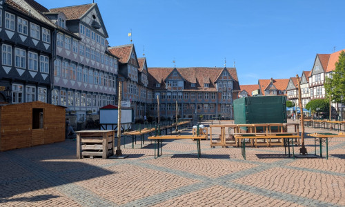 Der Aufbau für das Weinfest ist in vollem Gange. 