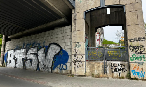 Hier in Gliesmarode finden sich viele Schmierereien mit Fußballbezug. Aufgrund des Gesamteindrucks wurde auf ein Verpixeln verzichtet.