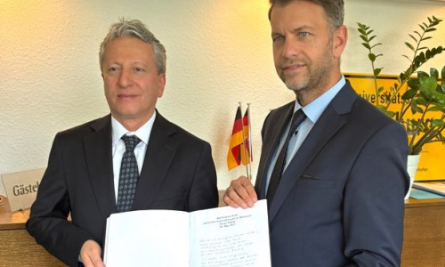 Eintrag ins Gästebuch: Generalkonsul Yusuf Arikan mit Oberbürgermeister Dennis Weilmann (rechts). 