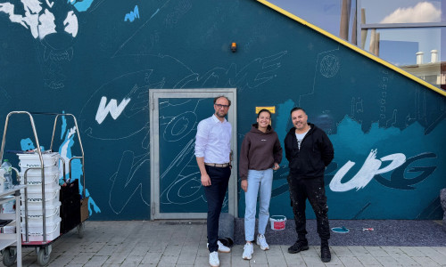 Wolfsburgs neustes Wandbild in der Entstehung: Jens Hofschröer (li.), Joelle Wedemeyer und Alee Mojahedi (v. li.).