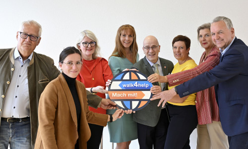 von links: Joachim Hansmann und Anne Lindwedel (Wald erleben im Peiner Land), Dr. Bettina Wilts (Kulturring), Maren Wegener (Bürgermeisterin der Gemeinde Lengede), Stefan Honrath (United Kids Foundations und Volksbank BRAWO), Nicole Böer (Kiwanis), Angela Denecke (Caritas) und Gerd Albrecht (Bürgermeister der Gemeinde Wendeburg) rufen zur Teilnahme am walk4help auf.