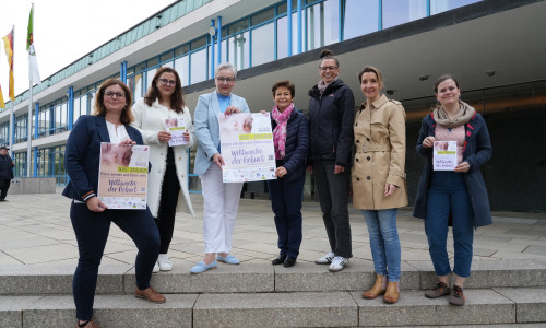 Dörthe Seidenthal-Klemt, Katharina Varga, Iris Bothe, Prof. Dr. med. Jacqueline Bauer, Stephanie Sachs (Ev. Johannes Kinder- und Familienzentrum), Dr. med. Isabell Voigt und Birte Neitzel präsentieren das Programm der Weltwoche der Geburt.