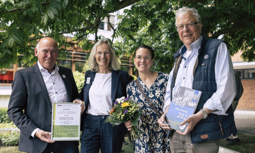 Dr. Hedda Sander (2. v. li.) vom Niedersächsischen Institut für Sportgeschichte gratuliert den Vertretern des Autorenteams aus Wolfenbüttel, Klaus Dünwald (li.), Crisca Dünwald und Dieter Kertscher, zum 2. Platz der besten Vereinschroniken des Landes. 