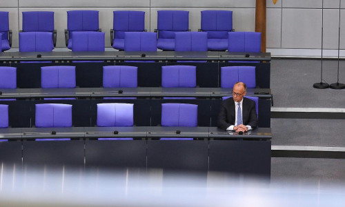 Friedrich Merz alleine auf der Regierungsbank am 06.05.2025