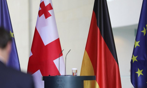 Flaggen von EU, Georgien und Deutschland (Archiv)