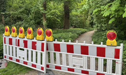Gesperrter Weg im Vechelder Schlosspark.