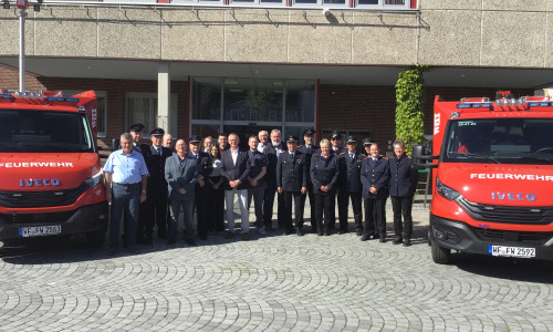 Strahlende Gesichter, bei Feuerwehr, Politik und Verwaltung vor dem Rathaus in Schöppenstedt bei der Fahrzeugübergabe