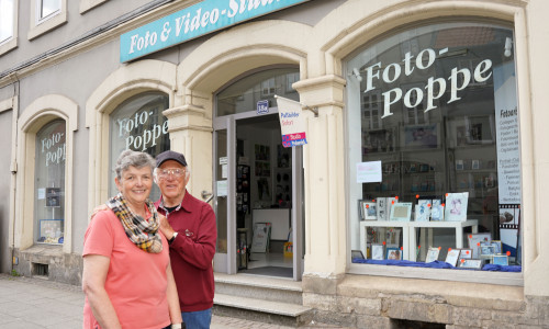 Marita und Wolfgang Poppe vor ihrem Ladengeschäft in der Breiten Herzogstraße.