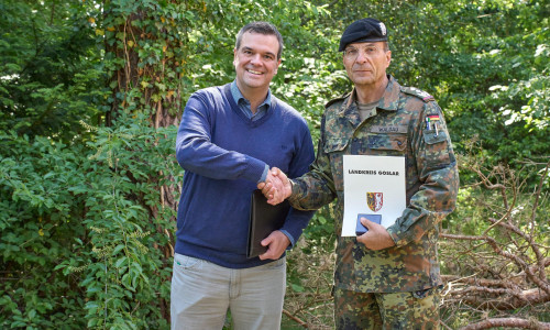 Landrat Dr. Alexander Saipa (links) zeichnet Oberst Dirk Waldau, Kommandeur des Landeskommandos Niedersachsen der Bundeswehr, mit der Ehrenmedaille des Landkreises Goslar aus.