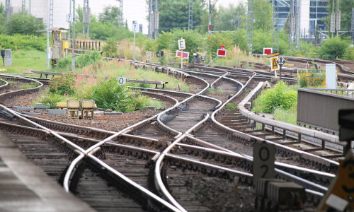 Schienen am Bahnsteig (Archiv)