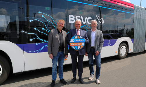 Jürgen Brinkmann (Vorstandsvorsitzender der Volksbank BRAWO, Bildmitte) mit den Geschäftsführern des Verkehrsverbunds Region Braunschweig (VRB) Jörg Reincke (links) und Ralf Sygusch (rechts).