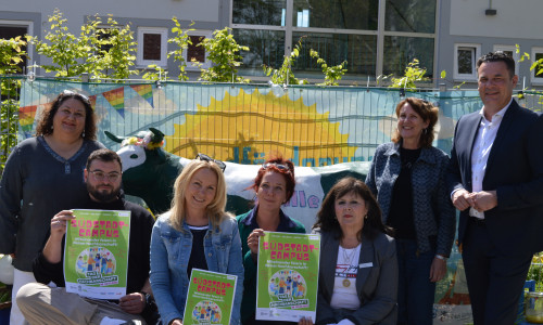 Mehtap Aydinloglu (Stabstelle Integration Landkreis), Artur Buschmann (Kita Süd), Justyna Schiffers (Leiter Kita Süd), Nadine Gaumert (Grille), Marion Friemel ( Leiterin Grille), Isabell Kowalk (Kirchenvorstandsvorsitzende Martin-Luther-Gemeinde).