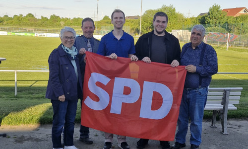 Brigitte Militschenko, Michael Malcharek, Dr. Alexander Ecke, Tom Ludwig (Abteilungsvorsitzender) und Muzaffer Perik (Ortsvereinsvorsitzender). Es fehlen Sabine Reinecke und Michaela Malcharek.