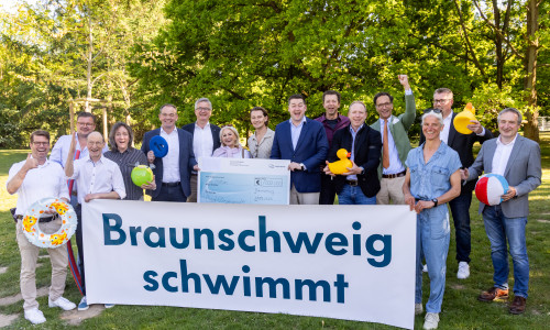 Bei der Übergabe des Schecks an Oberbürgermeister Dr. Thorsten Kornblum (v. li.): Justus Perschmann, Perschmann Holding, Christoph Gmyrek, Gmyrek Invest, Dr. Gary Blume, Alexandra Honcza, Krumpholz Bürosysteme GmbH, Dr. Christian Vollmer, Jens-Uwe Freitag, BS|Energy, Barbara Ding, Jonas Gnauck, New Yorker, Dr. Thorsten Kornblum, Dr. Christian Dahlheim, Volkswagen Financial Services AG, Marc Knackstedt, Öffentliche Versicherung, Florian Kroker, Max Kroker Bauunternehmung GmbH, Heike Belhustede, Michael Wittchow, Volksbank BRAWO eG, Jan-Peter Ewe, EWE Armaturen.