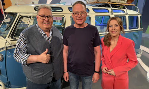 Nach der Live-Sendung gab es noch ein Erinnerungs-Foto mit den Moderatoren Michael Thürnau (li.) und Jule Gölsdorf.
