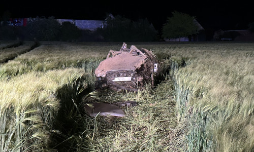 Auf der B444 kam es zu einem schweren Unfall, der Mercedes wurde total zerstört, der Fahrer schwer verletzt. 
