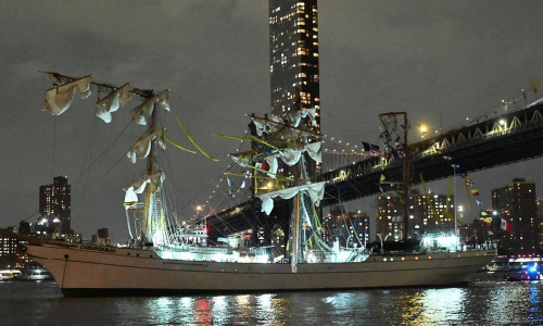 Schiff rammt Brooklyn Bridge in New York City am 17.05.2025