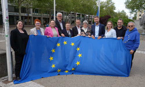 Oberbürgermeister Dennis Weilmann (Vierter von rechts) hisste gemeinsam mit Vertretern aus der Politik die Europaflagge auf dem Rathausvorplatz.