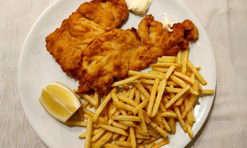 Pommes mit Wiener Schnitzel (Archiv)
