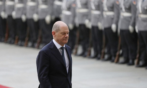 Olaf Scholz vor Bundeswehr-Soldaten des Wachbataillons (Archiv)