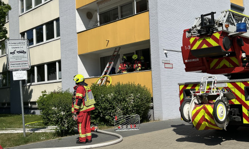 Am Dienstagnachmittag kam es in einem Mehrfamilienhaus in der Schubertstraße in Salzgitter-Lebenstedt zu einem Zimmerbrand. 